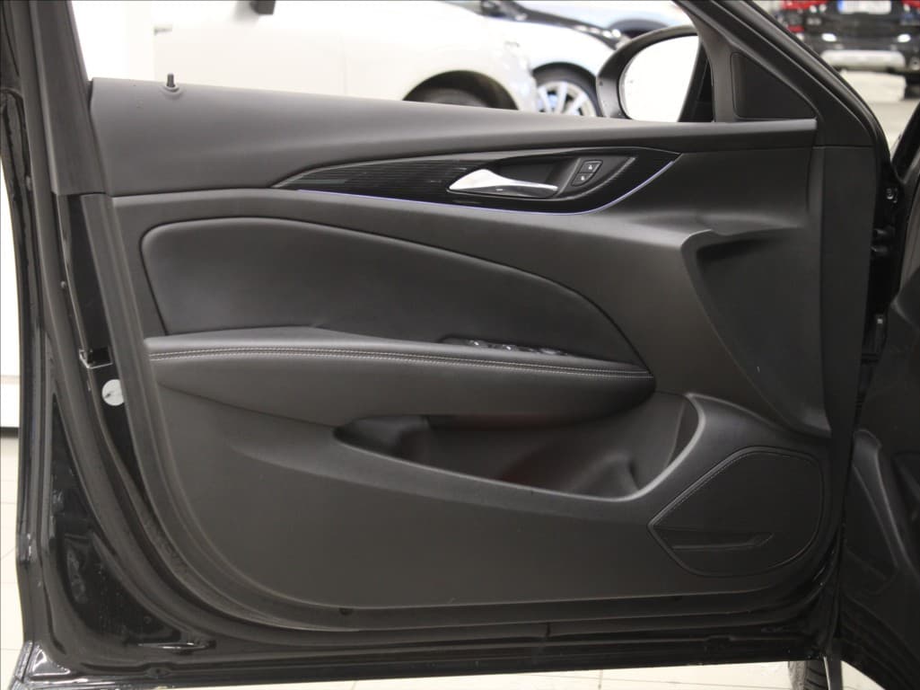 2019 Opel Insignia - 19