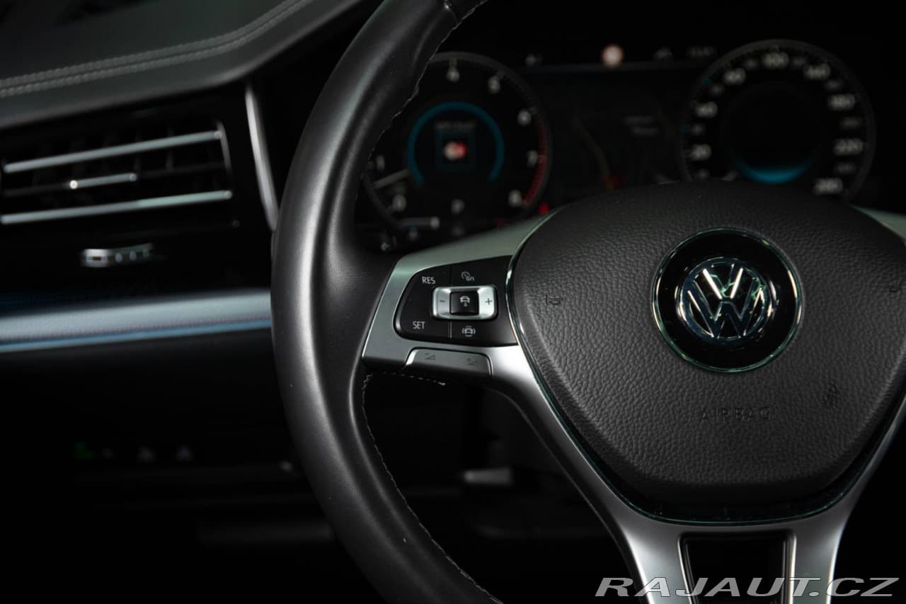 2019 Volkswagen Touareg - 19