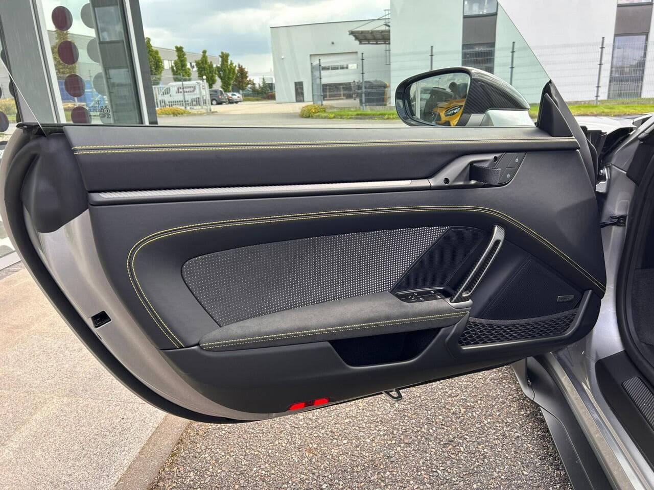 2025 Porsche 911 - 17