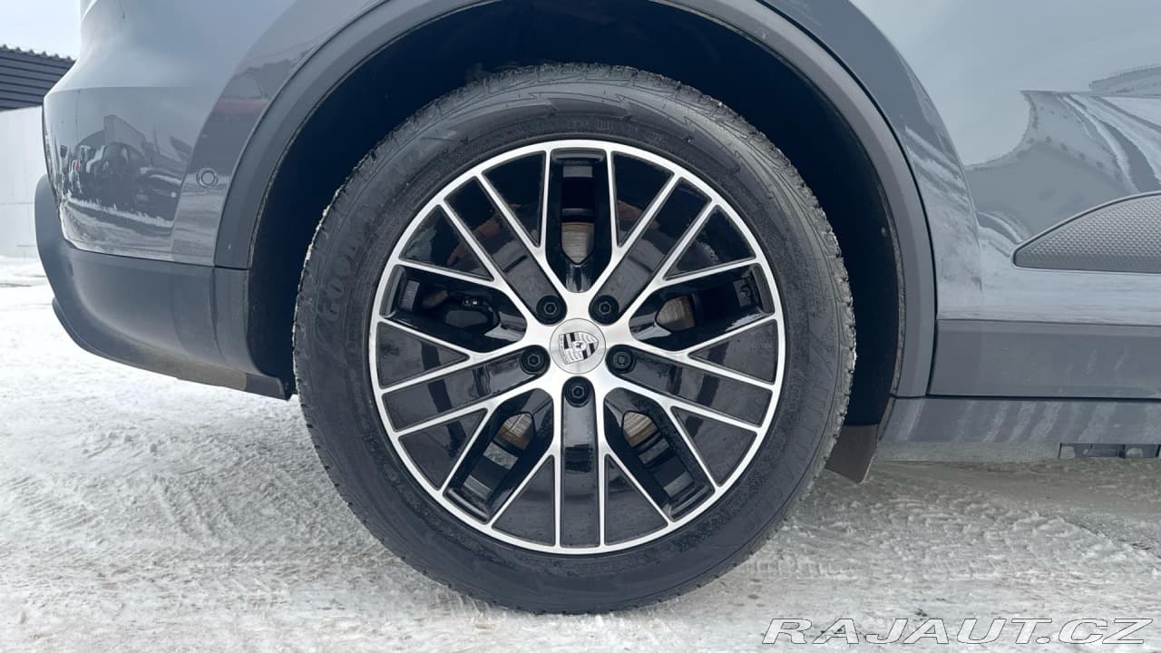 2025 Porsche Macan - 11