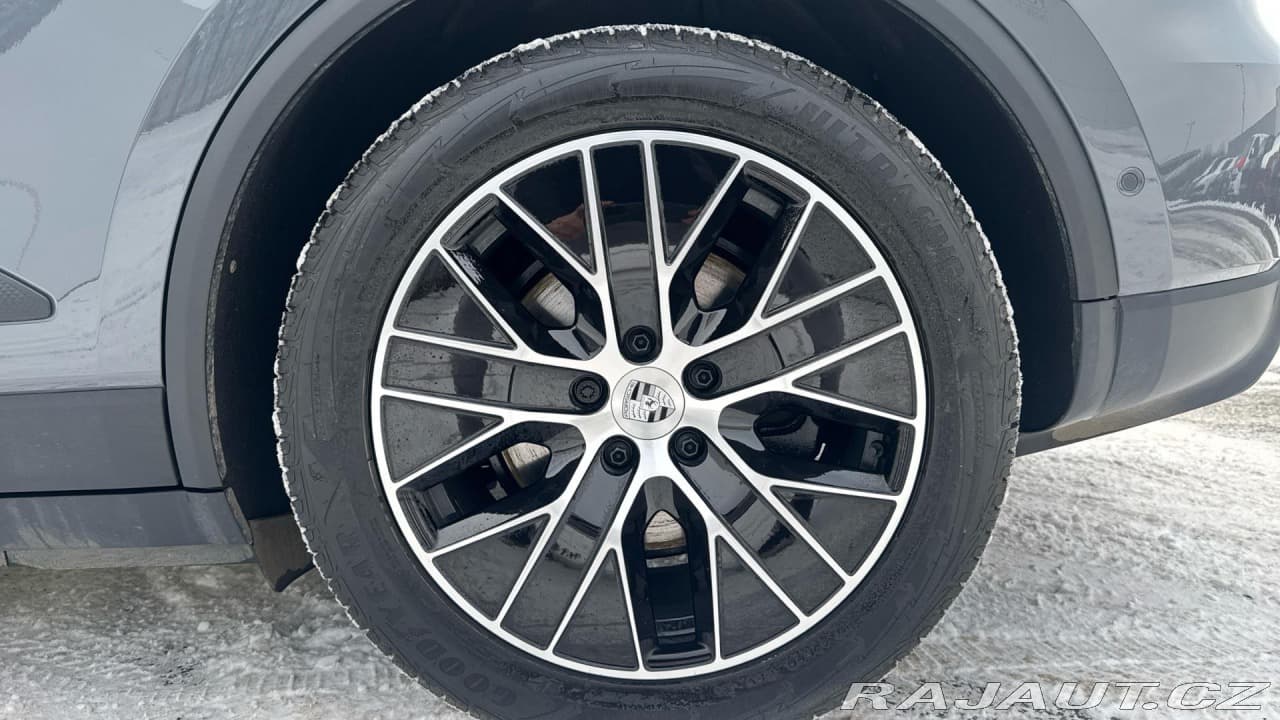 2025 Porsche Macan - 12