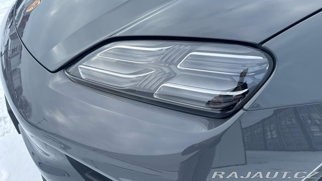 2025 Porsche Macan - 13