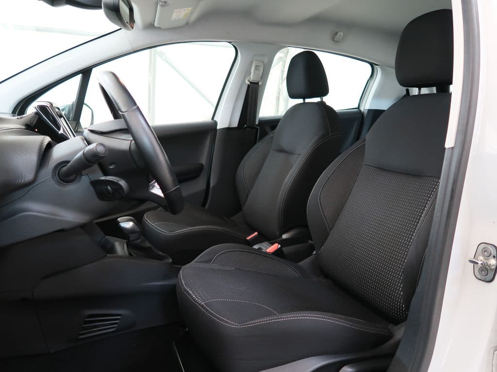 Peugeot 208 - 13