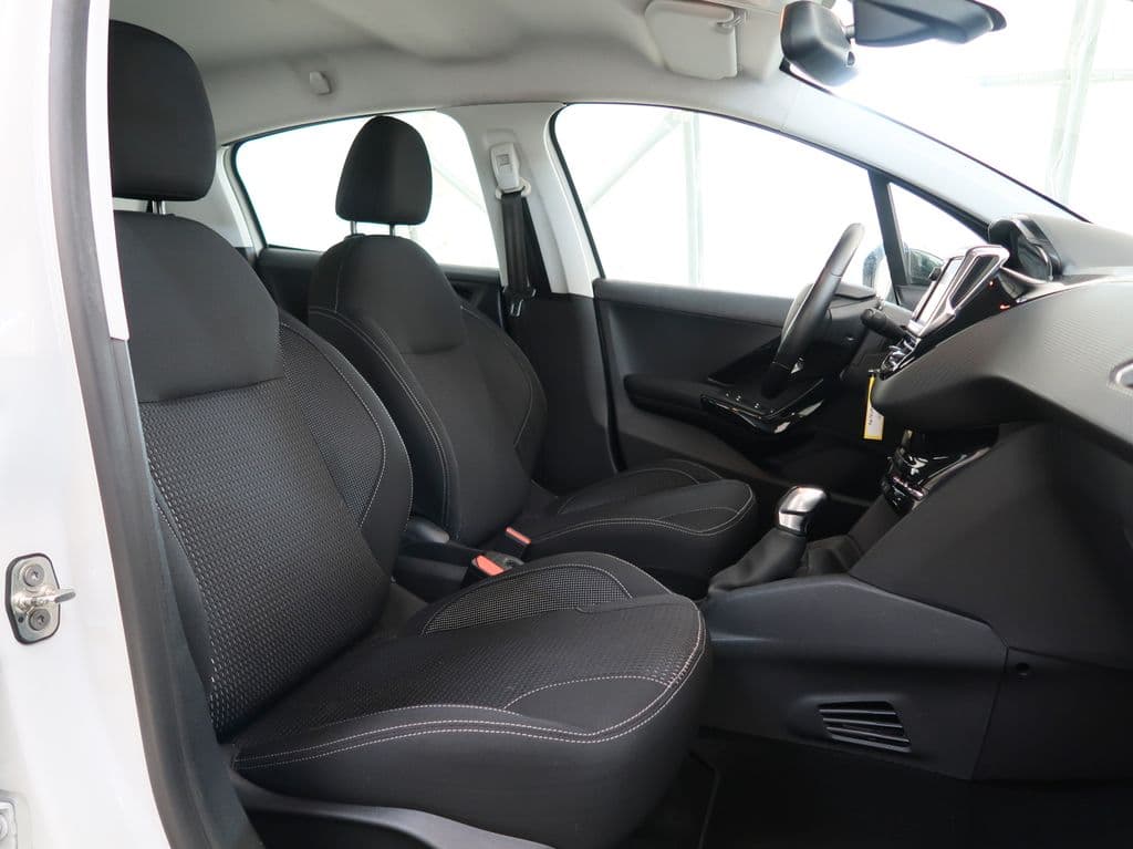 Peugeot 208 - 19