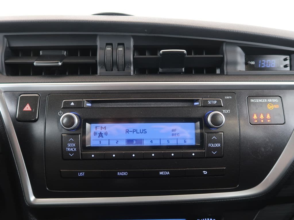 2015 Toyota Auris - 16