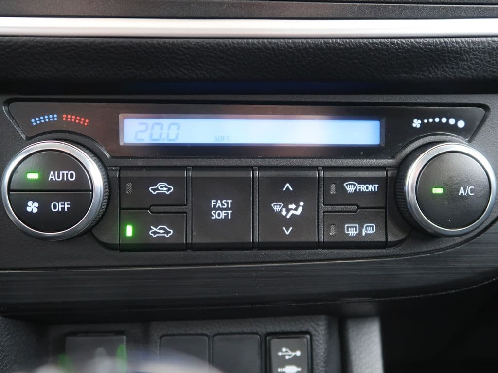 2015 Toyota Auris - 17