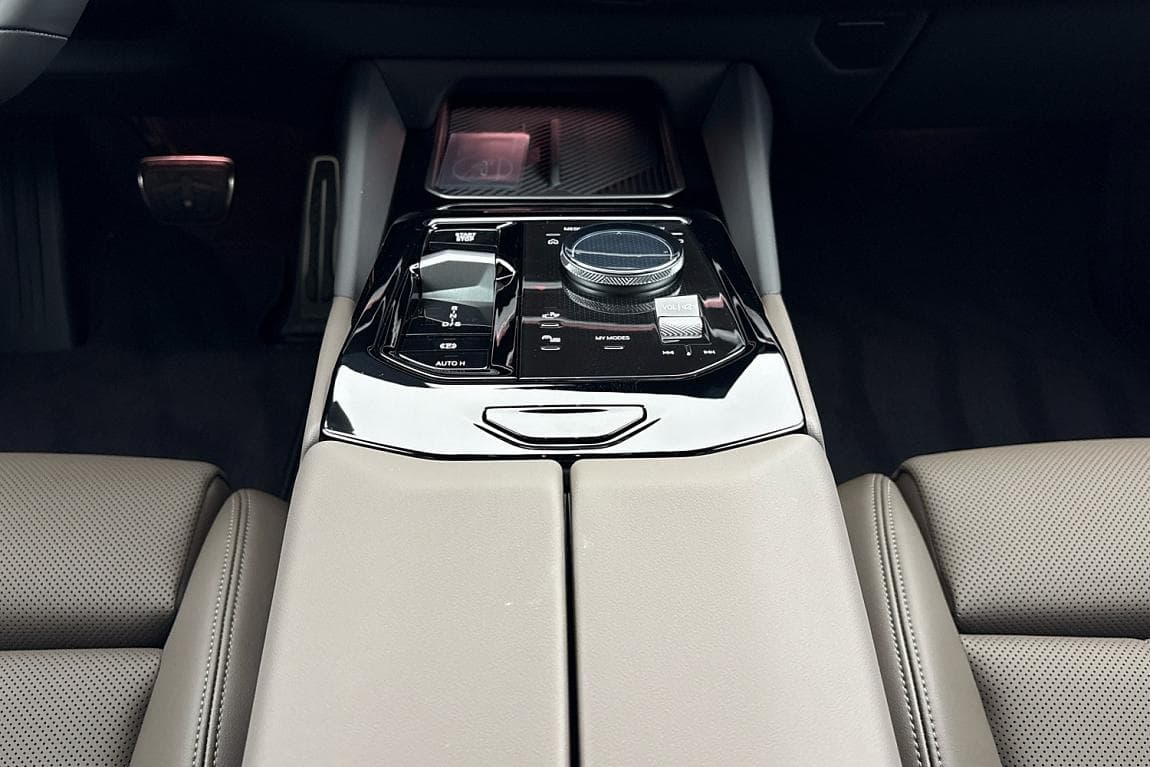 2025 BMW 5-Series - 10