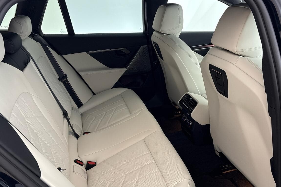 2025 BMW 5-Series - 15