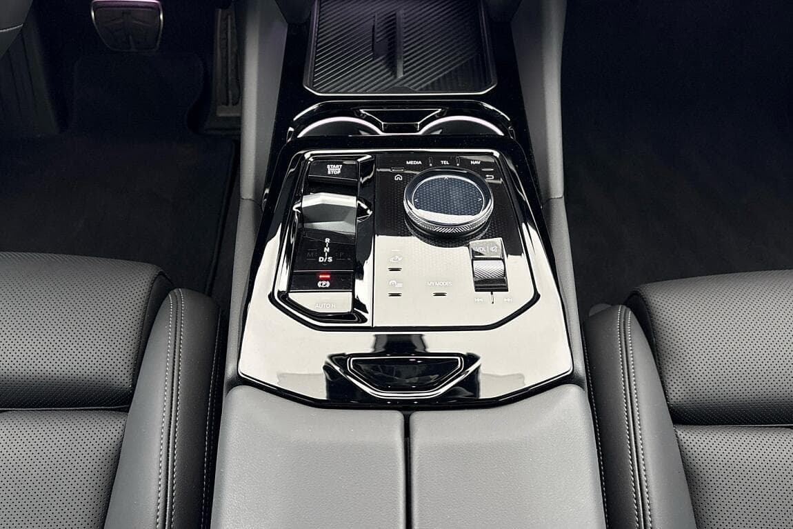 2025 BMW 5-Series - 10