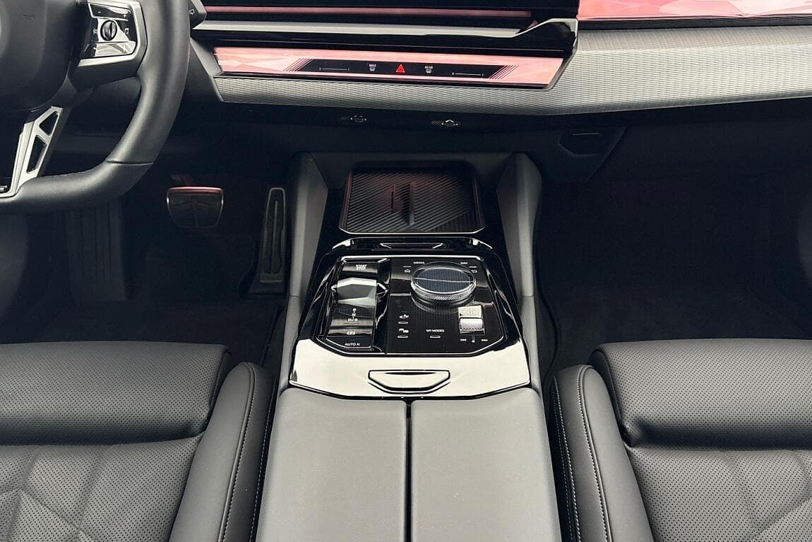 2025 BMW 5-Series - 10