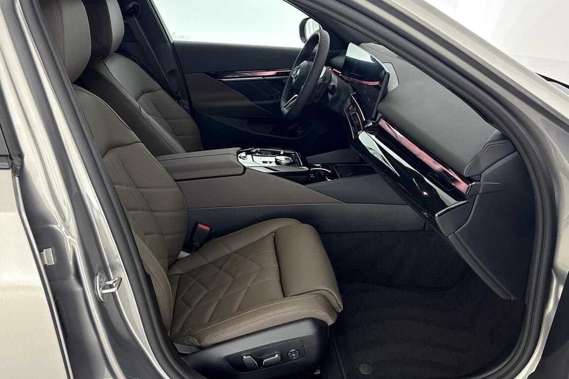 2026 BMW 5-Series - 13