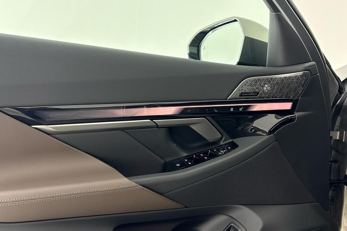 2025 BMW 5-Series - 12