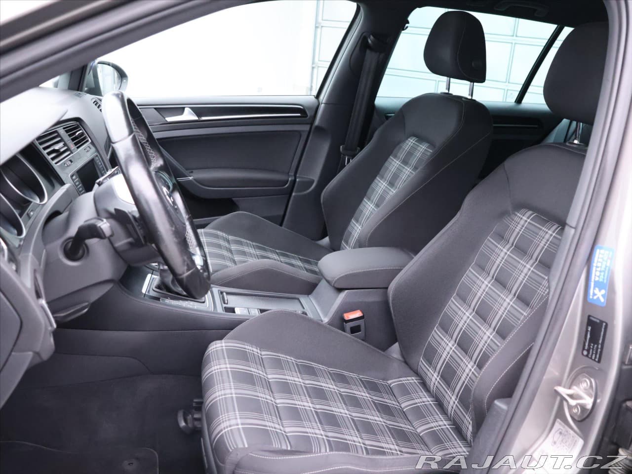 2016 Volkswagen Golf - 10