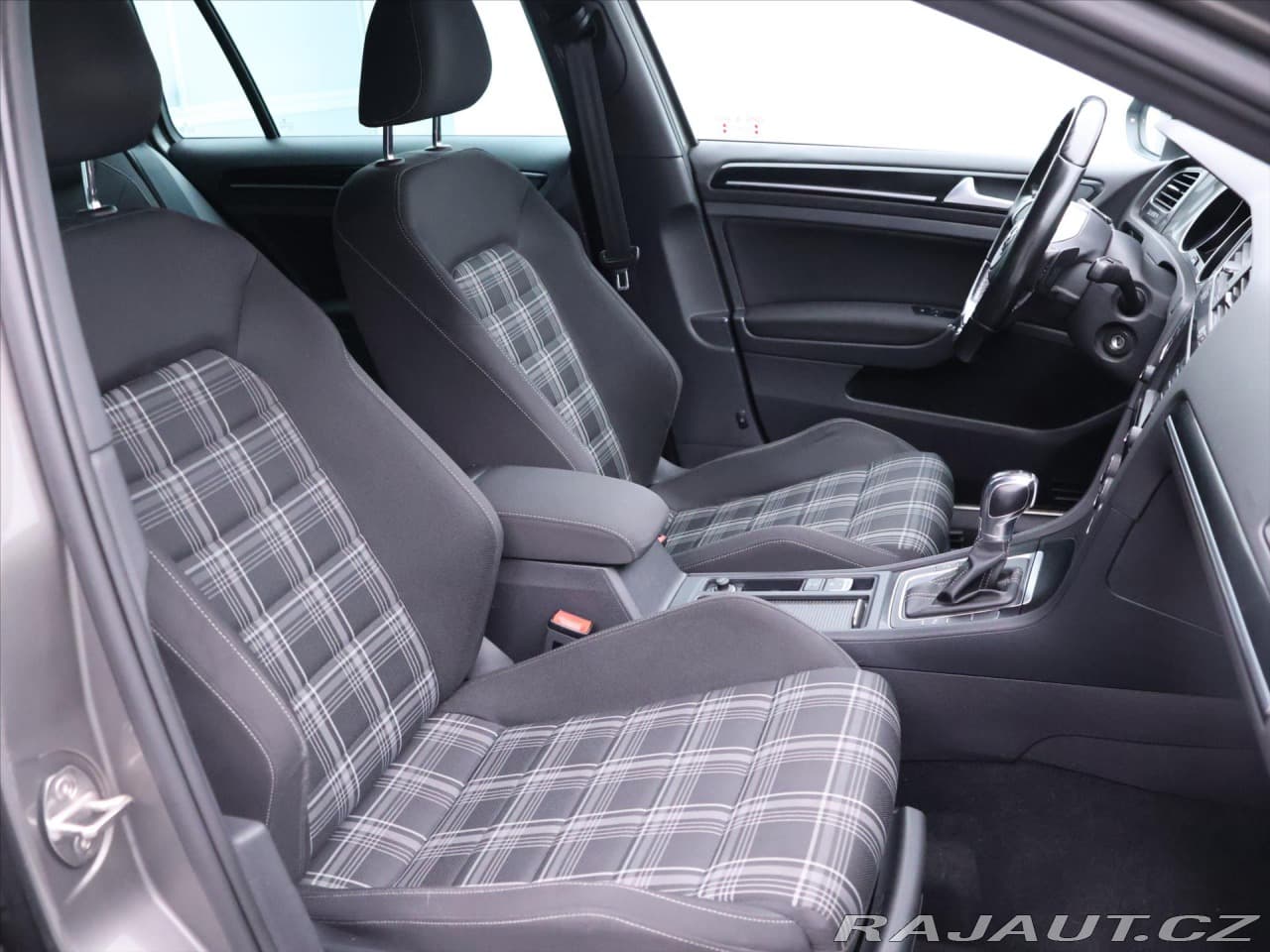 2016 Volkswagen Golf - 11