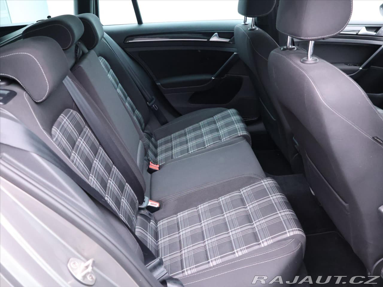 2016 Volkswagen Golf - 12