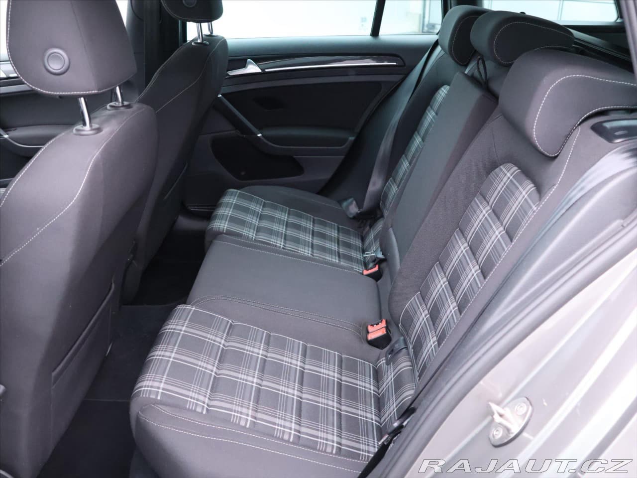 2016 Volkswagen Golf - 13