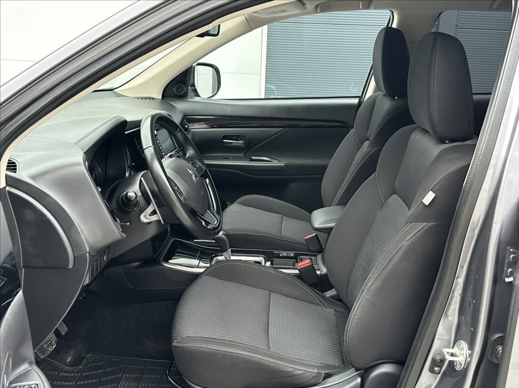 2019 Mitsubishi Outlander - 11