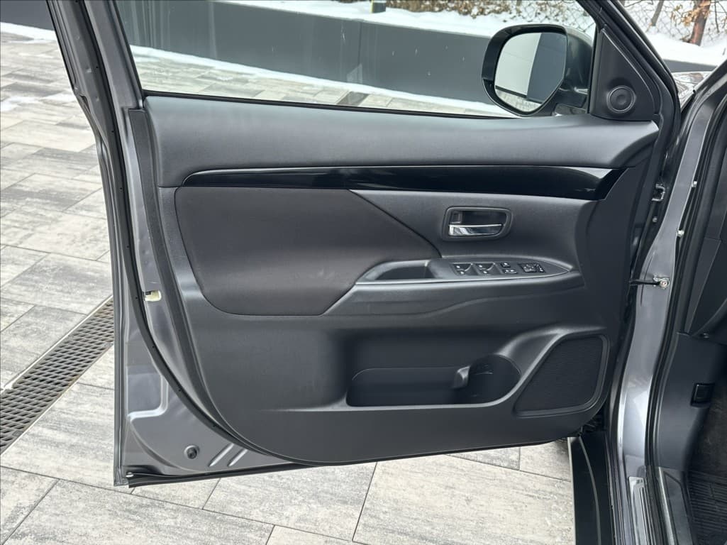 2019 Mitsubishi Outlander - 12