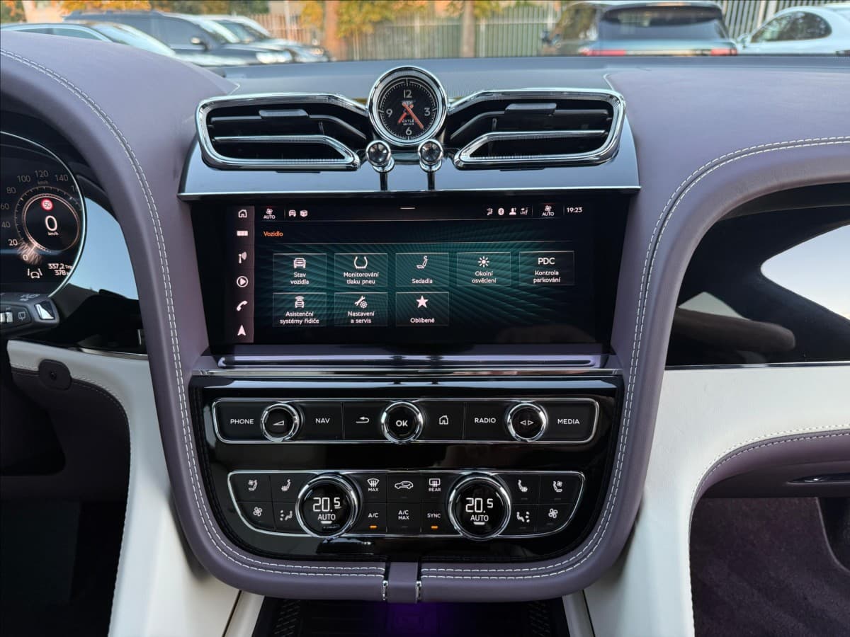 2024 Bentley Bentayga - 14