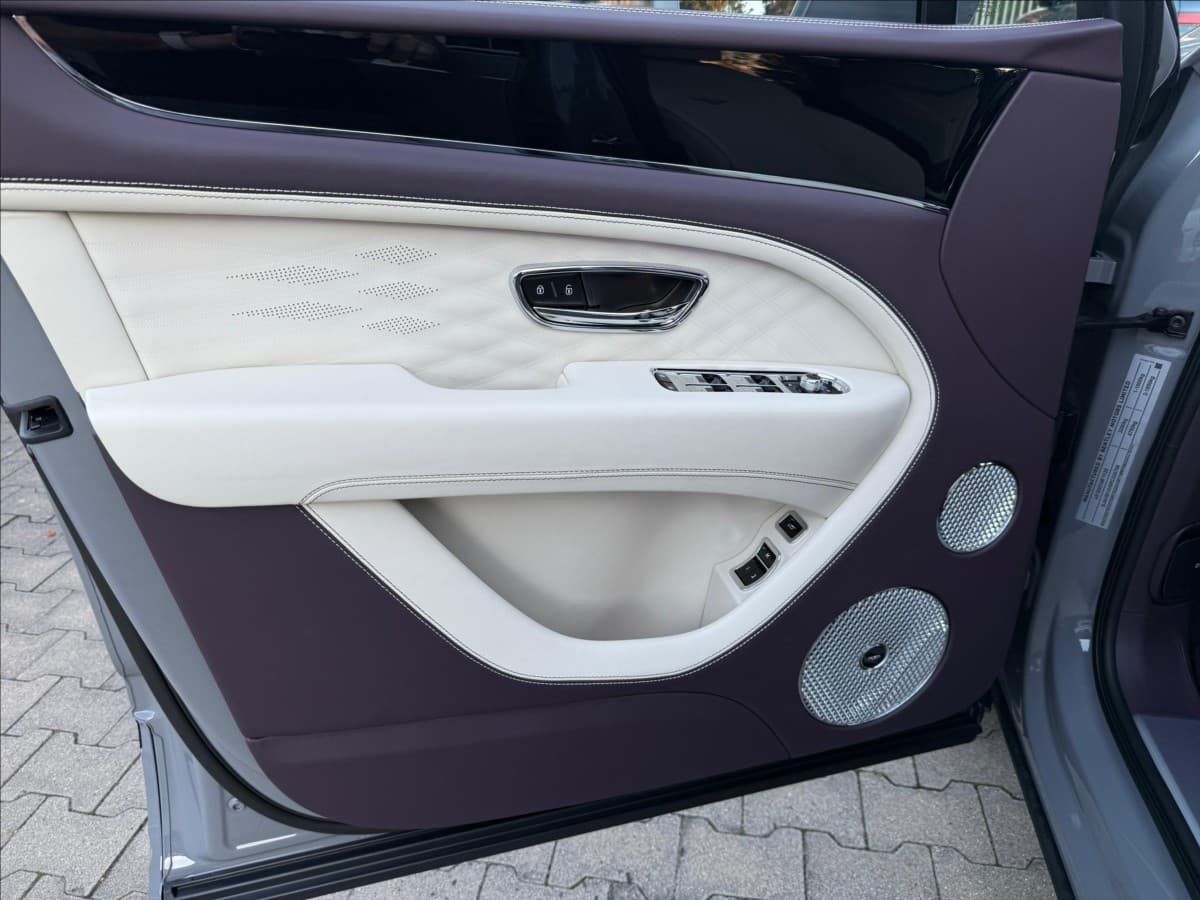 2024 Bentley Bentayga - 17