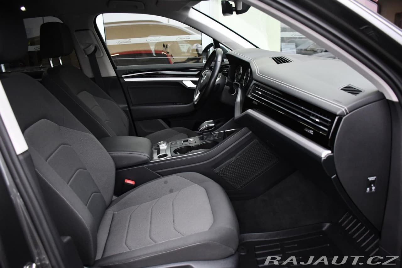 2020 Volkswagen Touareg - 18