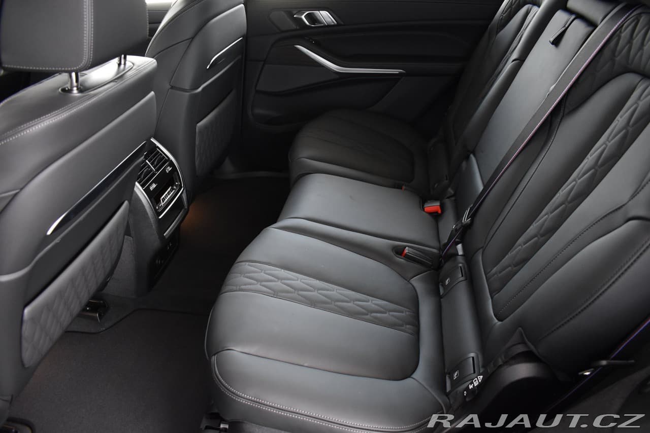 2025 BMW X7 - 14