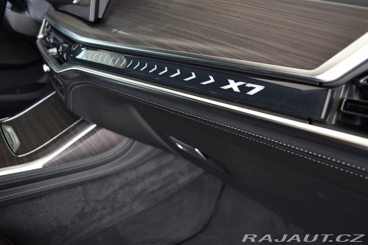 2025 BMW X7 - 15