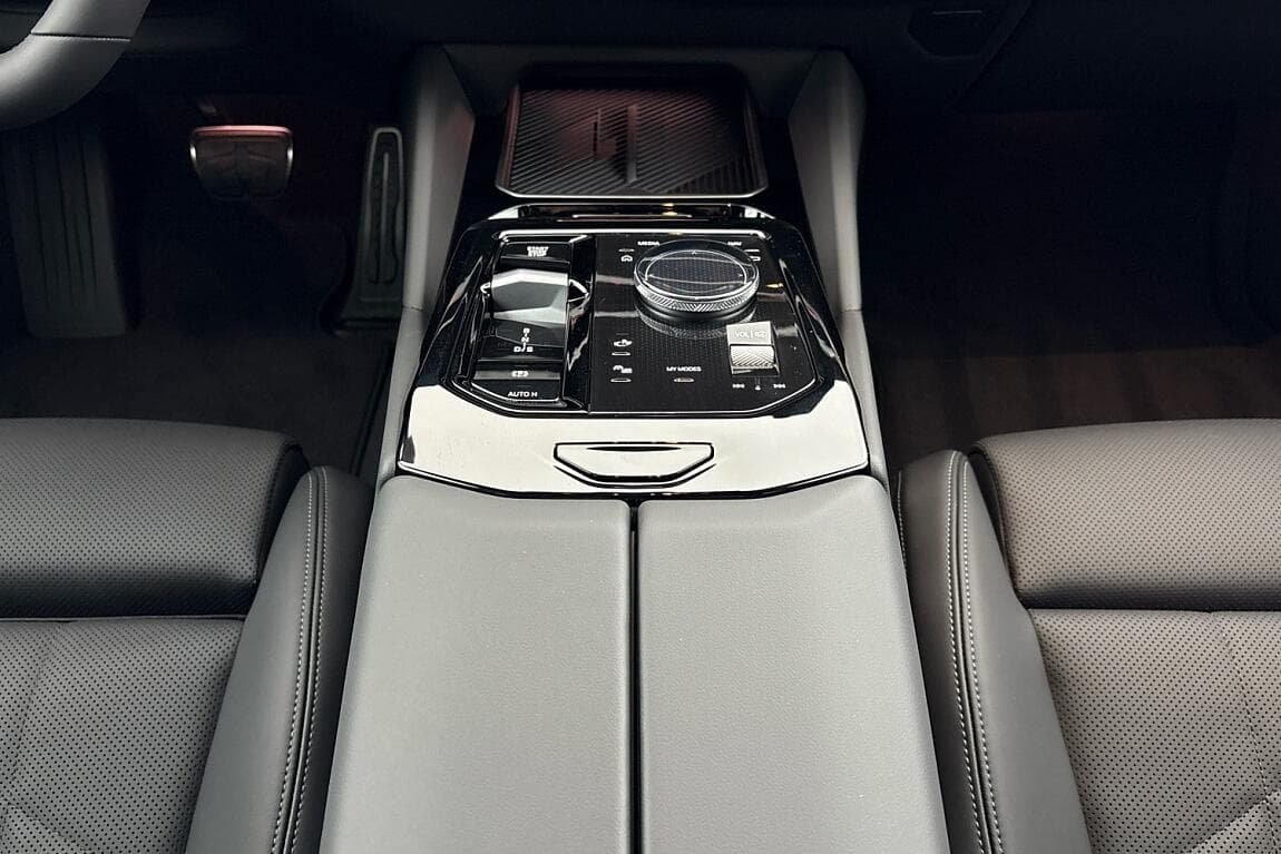 2025 BMW 5-Series - 10