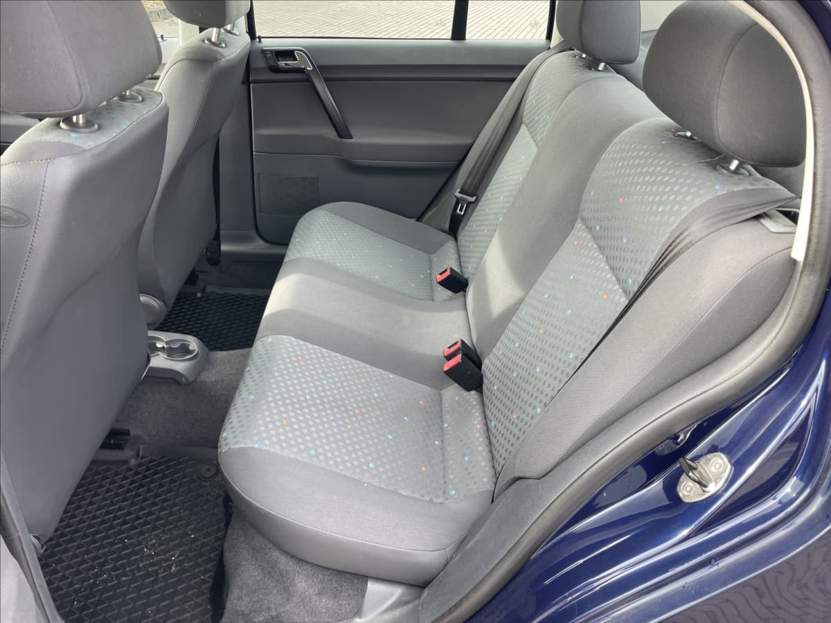 2004 Volkswagen Polo - 8