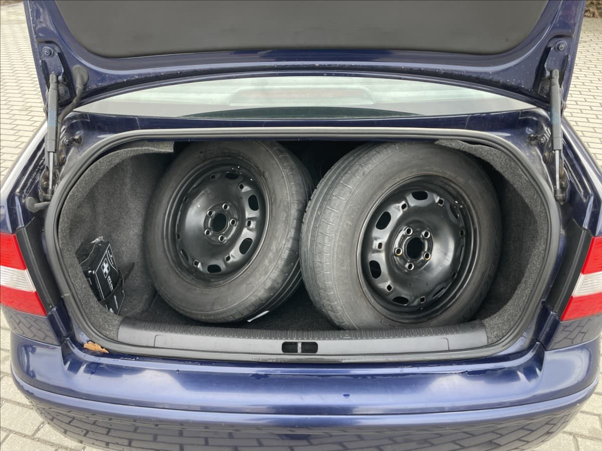 2004 Volkswagen Polo - 9