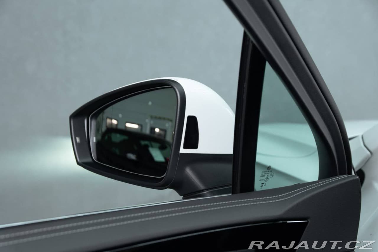 2025 Volkswagen Touareg - 11