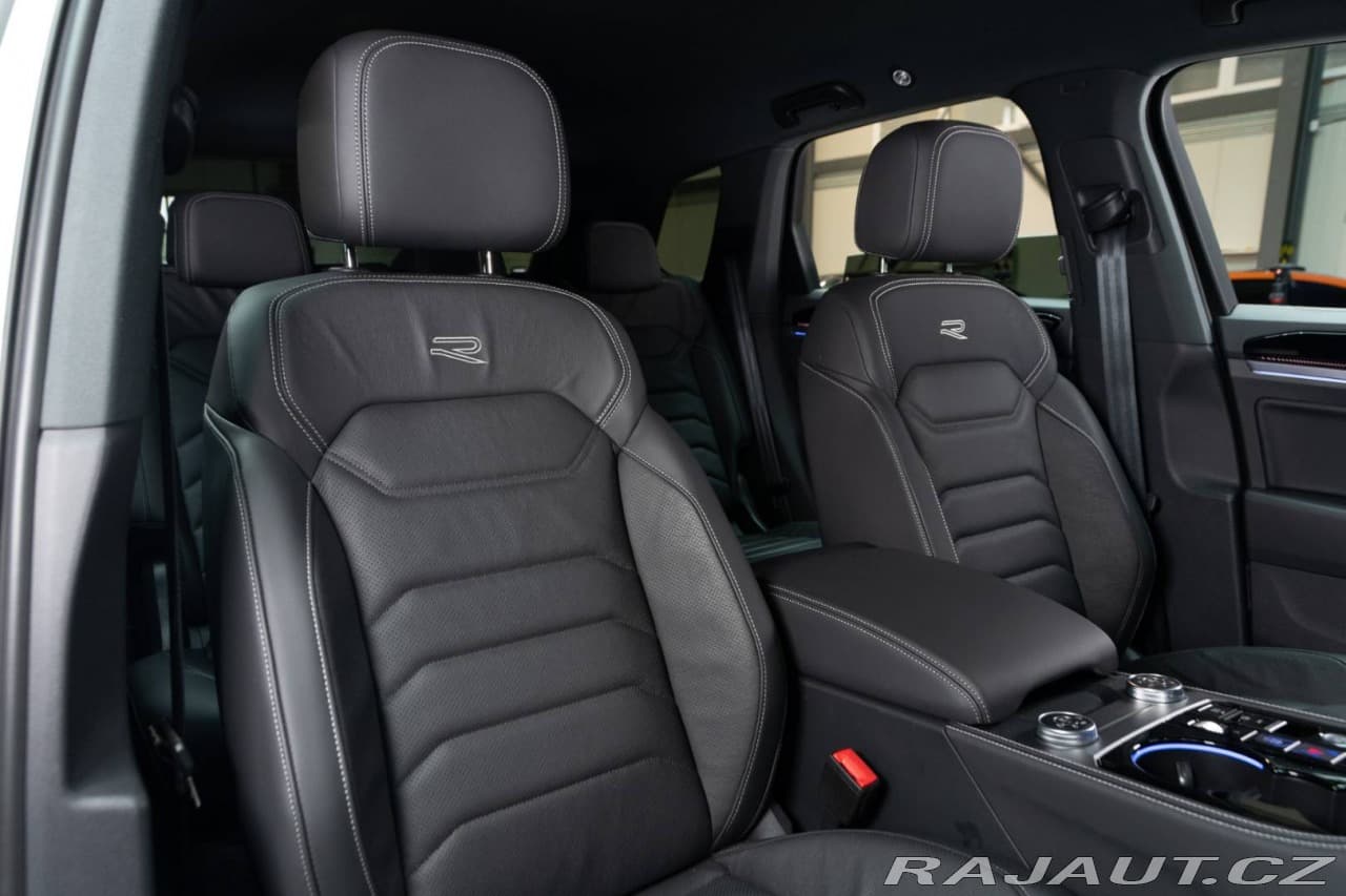 2025 Volkswagen Touareg - 14