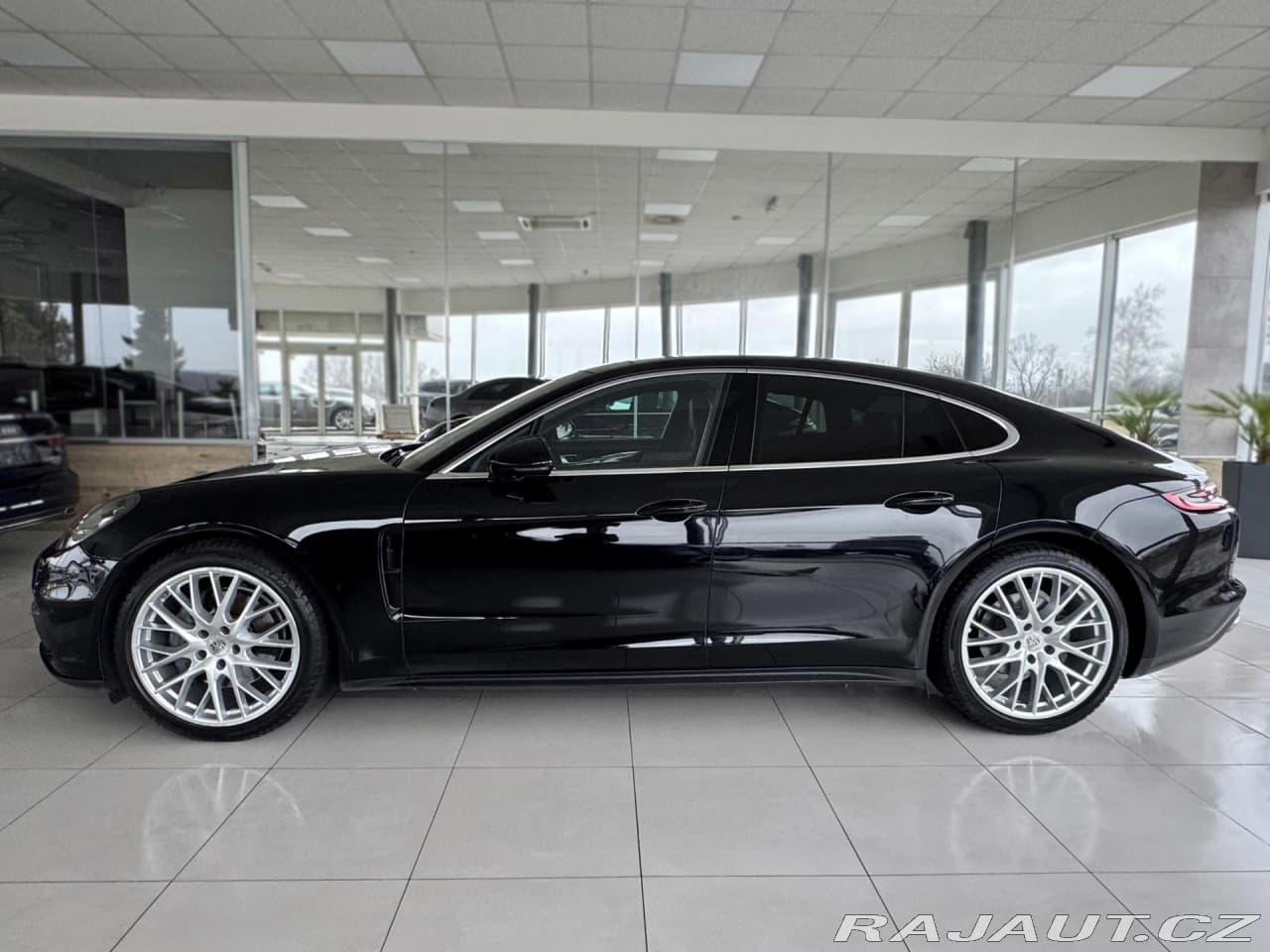 2017 Porsche Panamera - 8