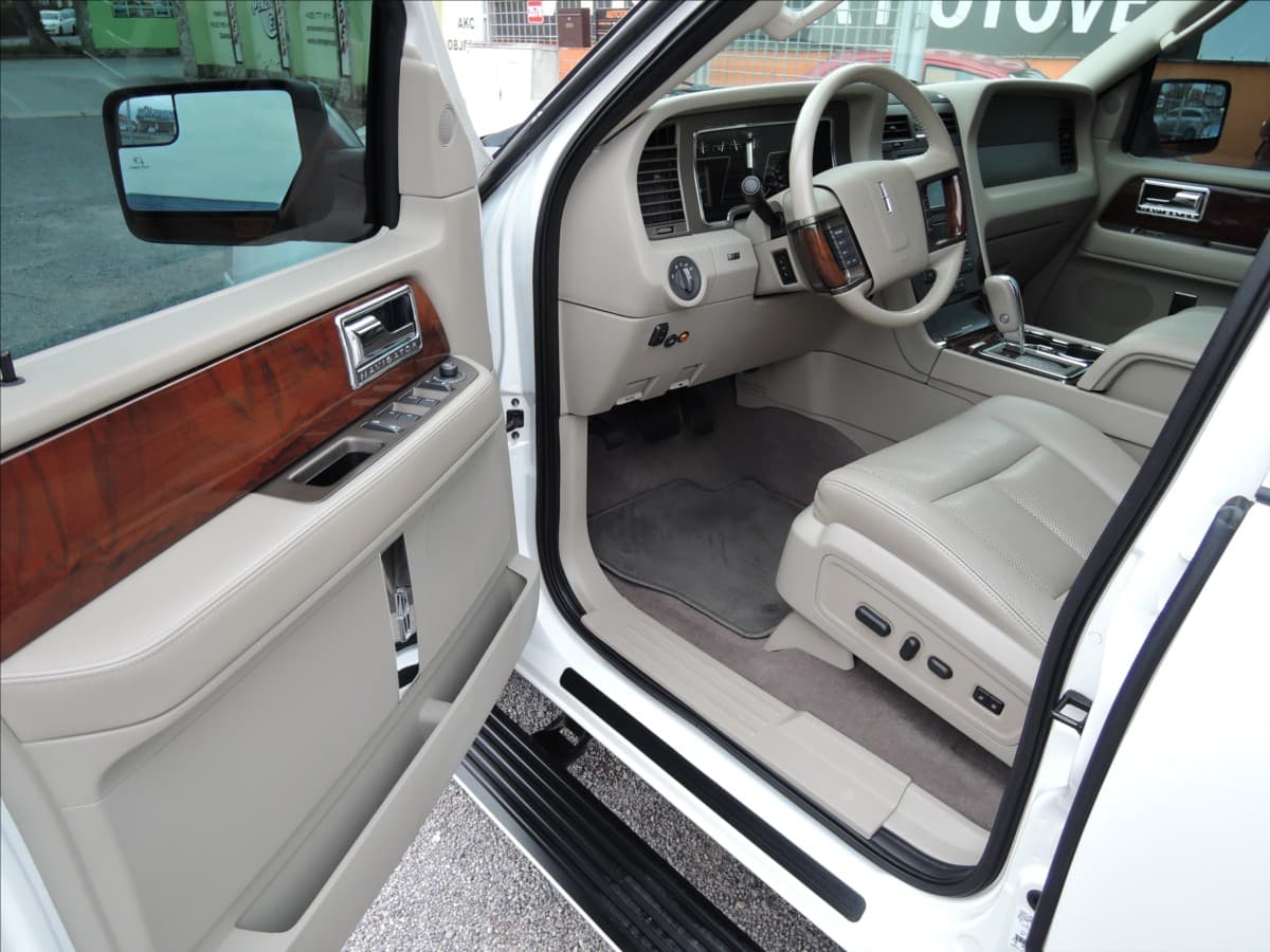 2014 Lincoln Navigator - 8