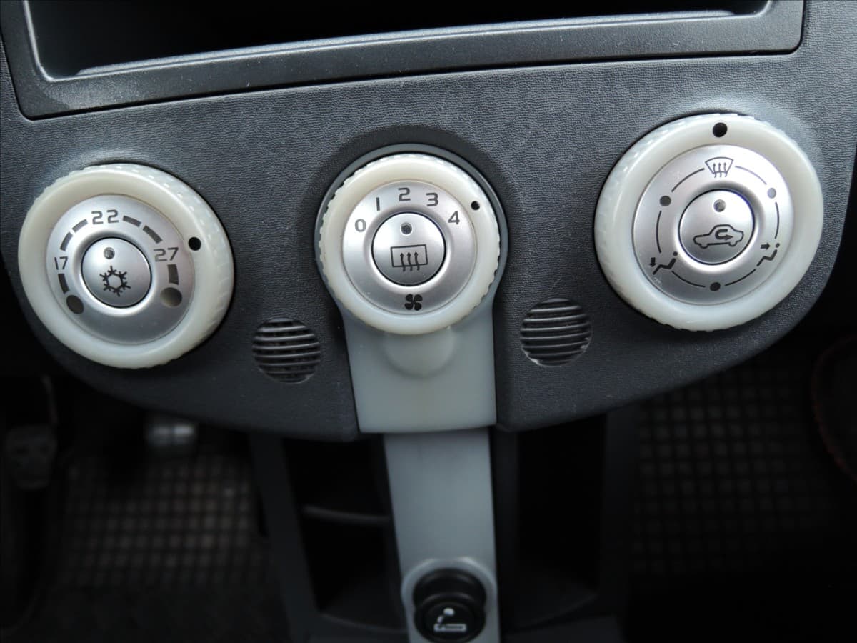 2007 Mitsubishi Colt - 18