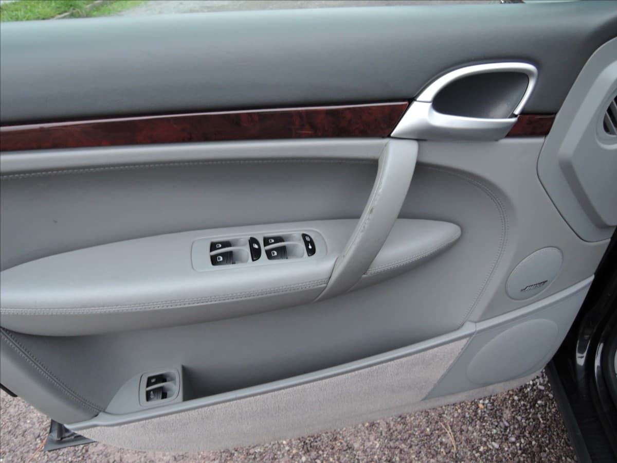 2003 Porsche Cayenne - 10