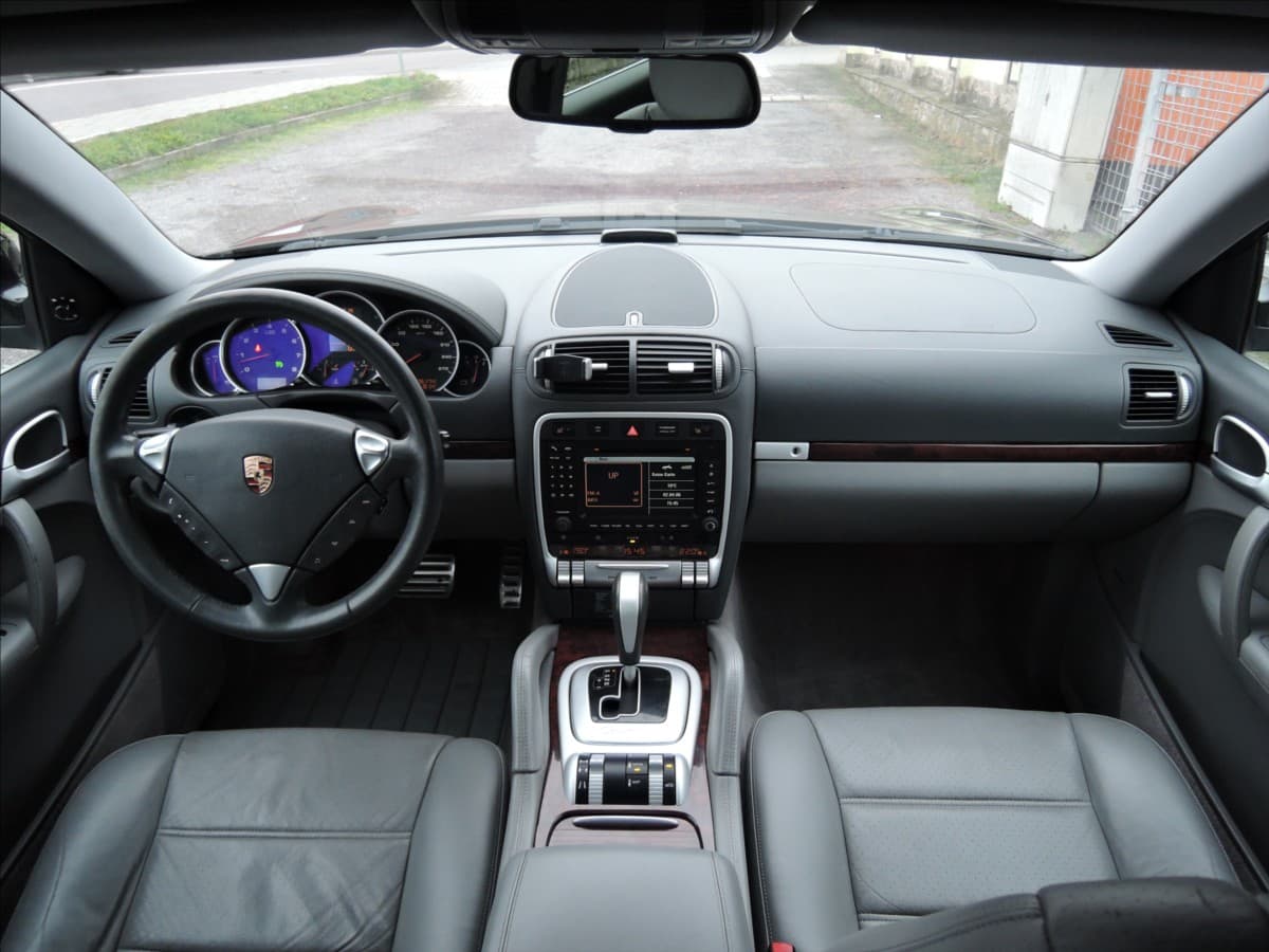 2003 Porsche Cayenne - 13