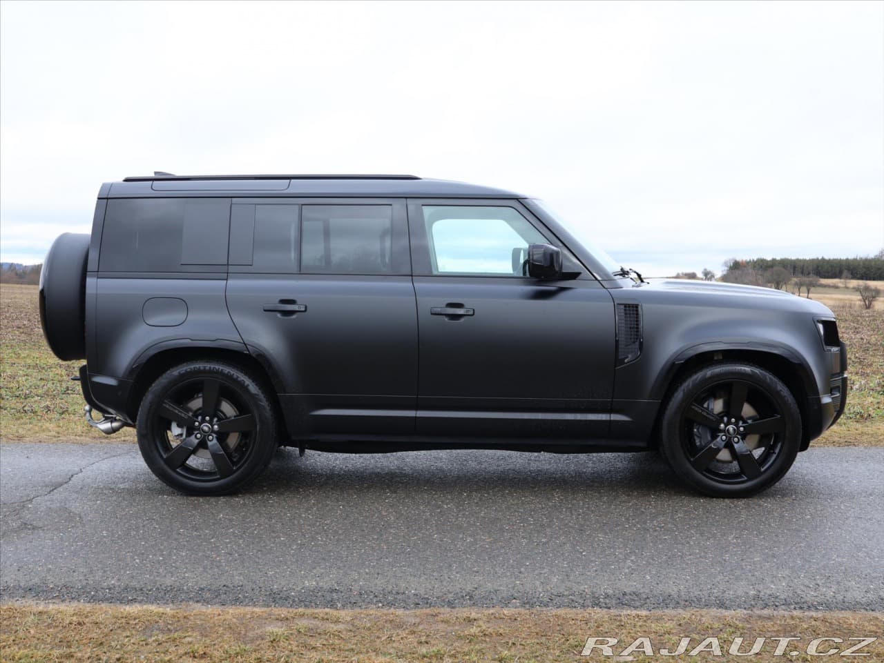 2025 Land Rover Defender - 8