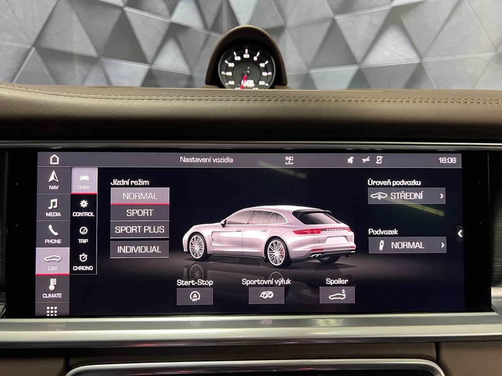 2019 Porsche Panamera - 16