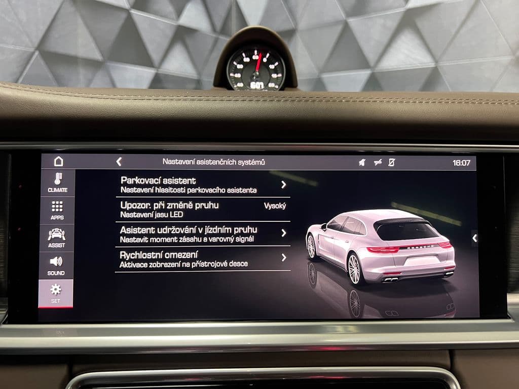 2019 Porsche Panamera - 17