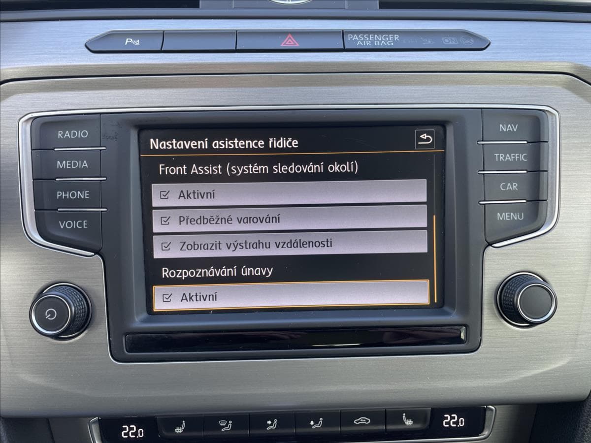 2016 Volkswagen Passat - 16