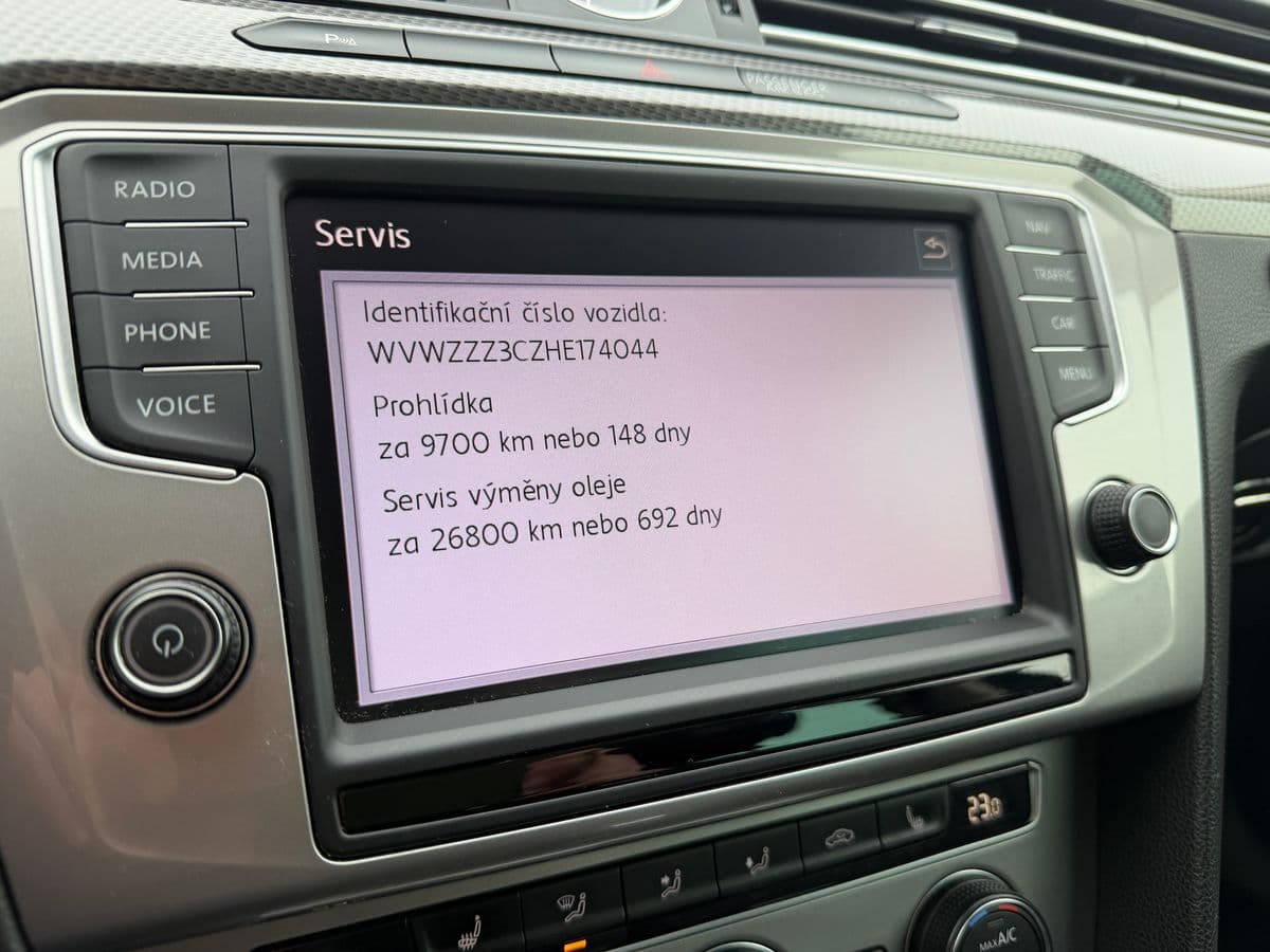 2017 Volkswagen Passat - 14