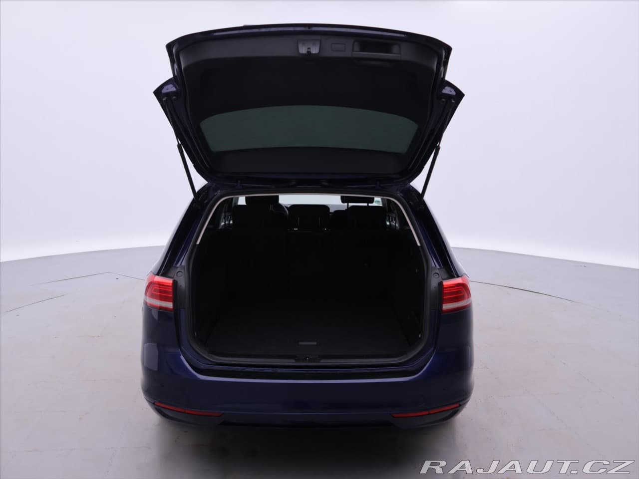 2018 Volkswagen PASSAT - 9