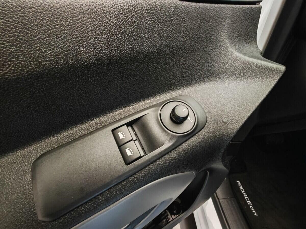 2025 Toyota Proace - 18