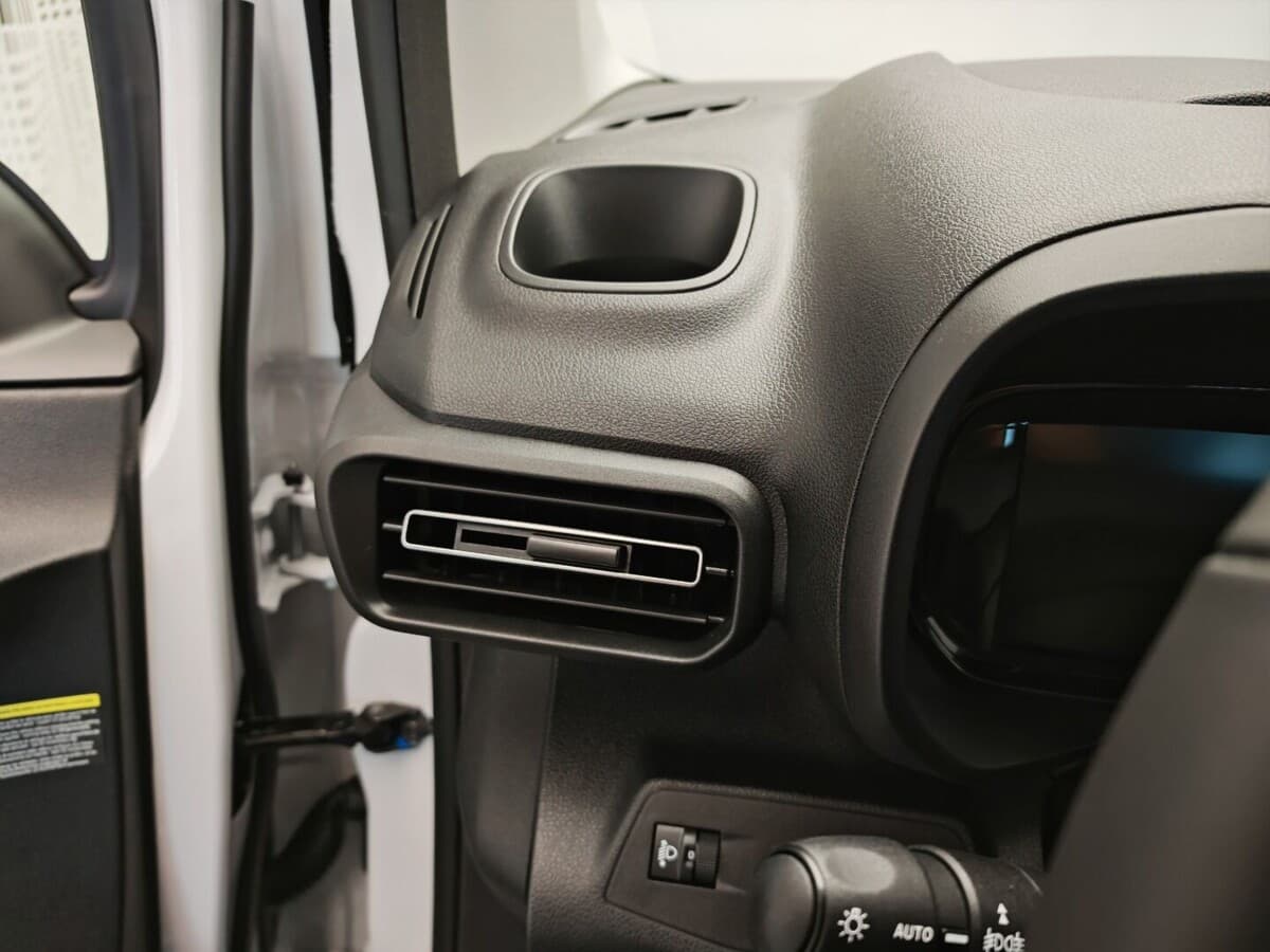 2025 Toyota Proace - 19