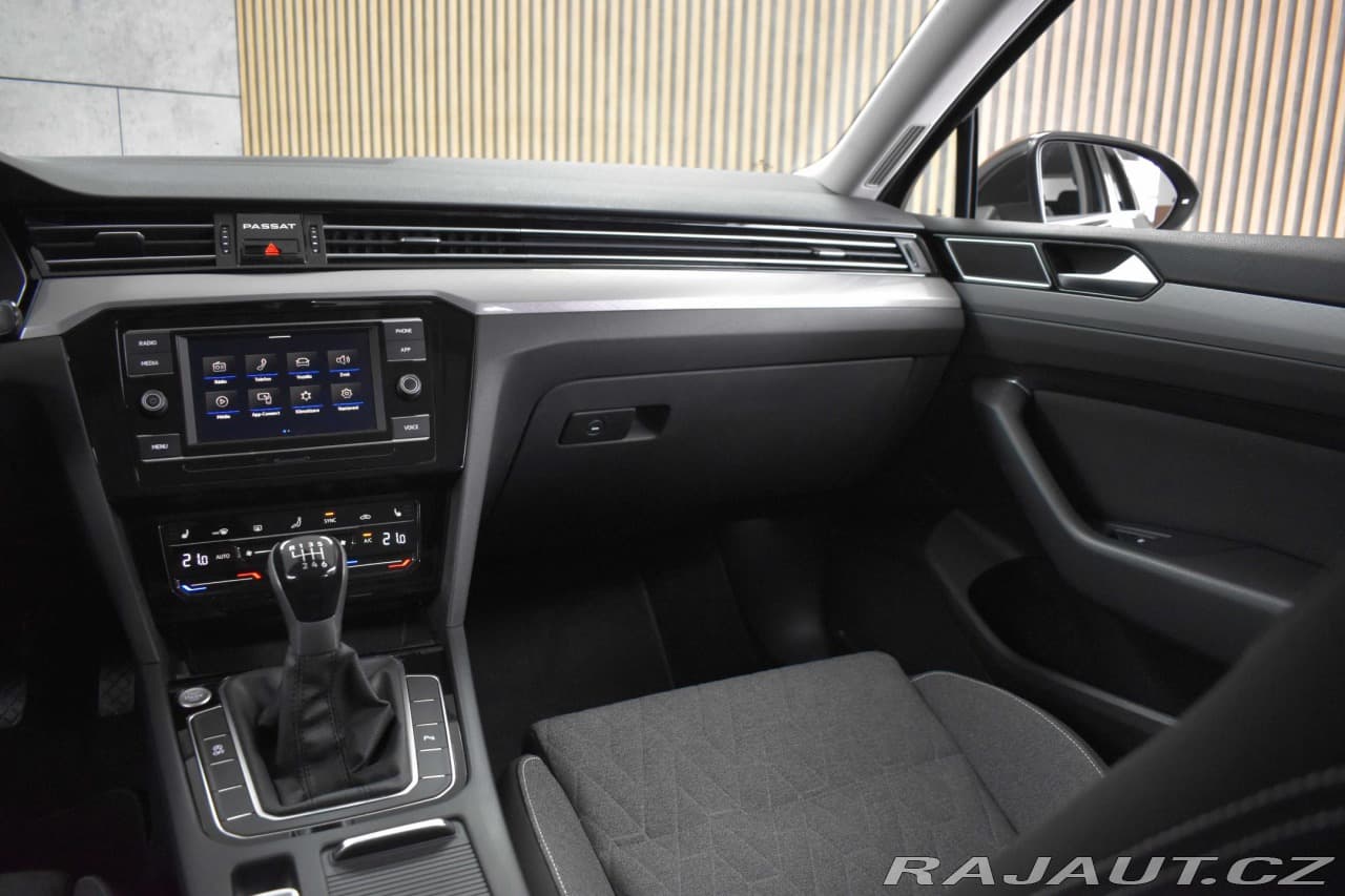 2023 Volkswagen Passat - 9