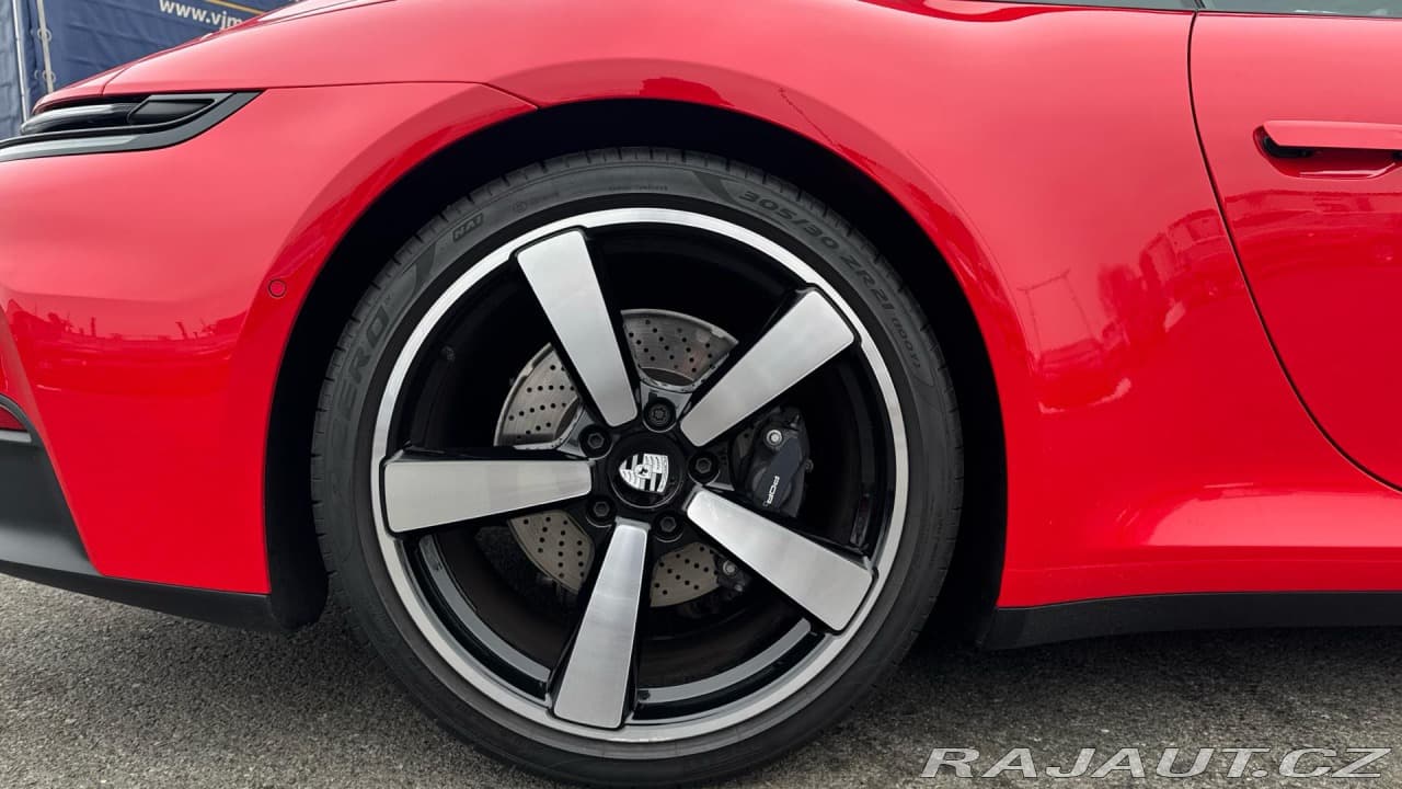 2025 Porsche 911 - 11