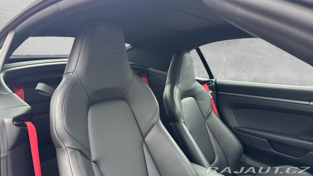 2025 Porsche 911 - 17