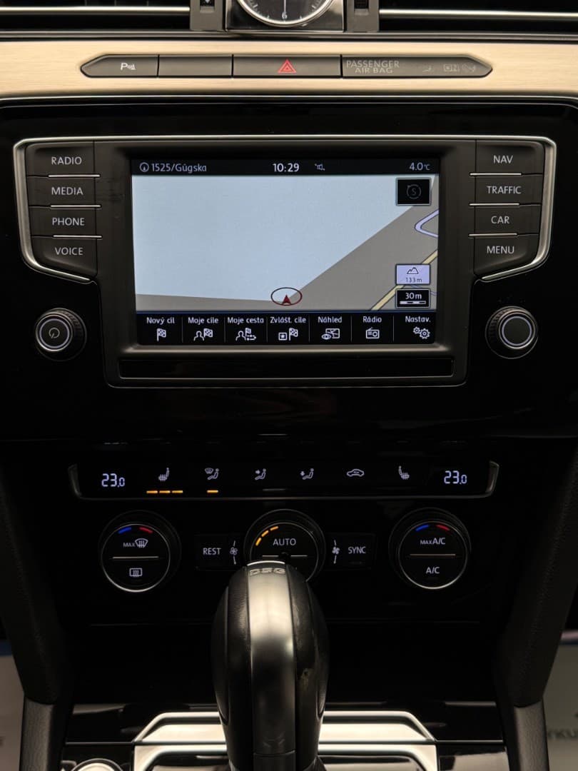 2015 Volkswagen Passat - 14