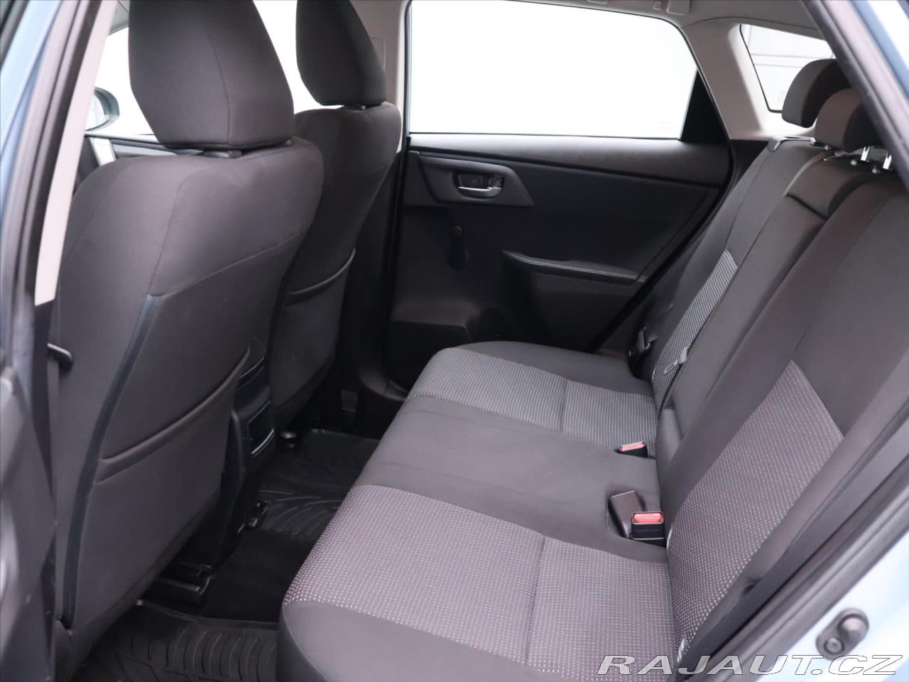 2013 Toyota Auris - 13